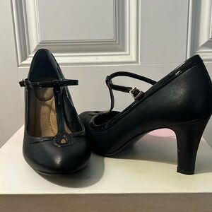 Giani Bernini black t-strap heels